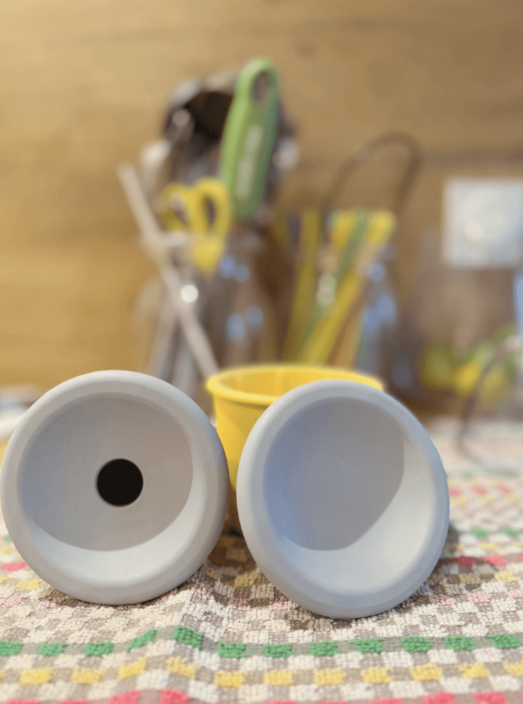 Pot de léchage Fibeek avec ses couvercles pratiques – idéal pour conserver et transporter des recettes maison pour chien en toute simplicité.