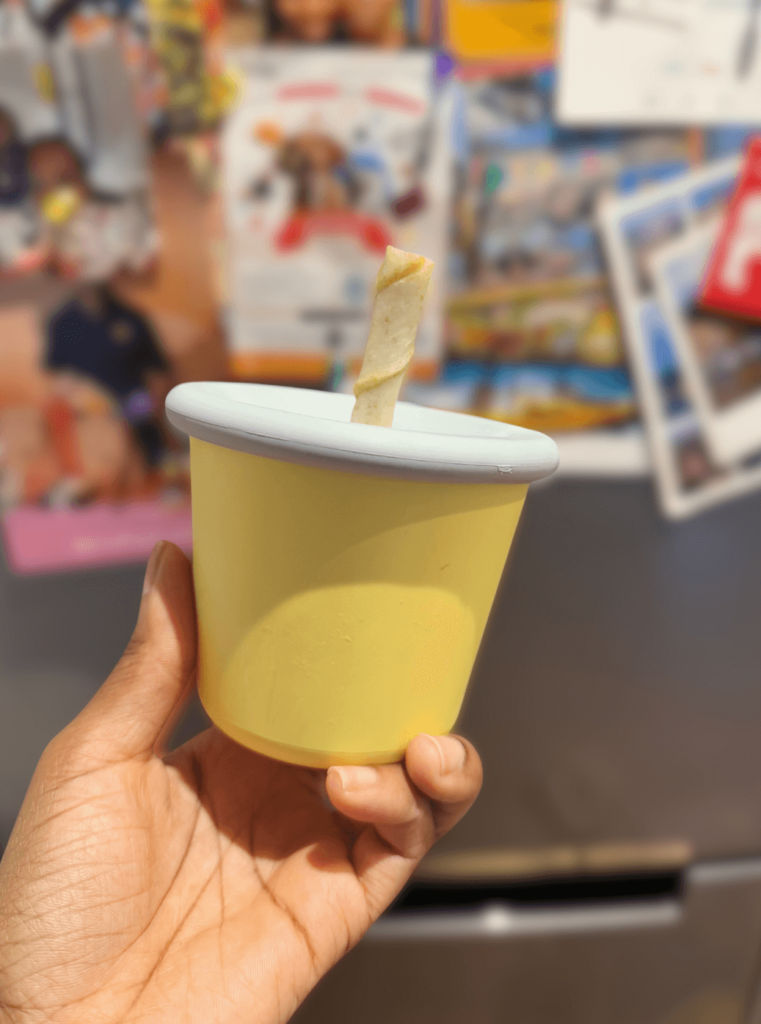 Recette de pot de léchage maison prête à être réfrigérée – une solution fraîche et saine pour occuper et régaler votre chien.