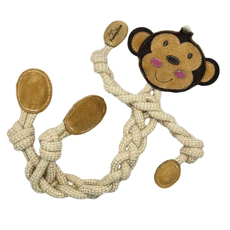 Chien mâchouillant un jouet en corde pour chien en forme de singe.