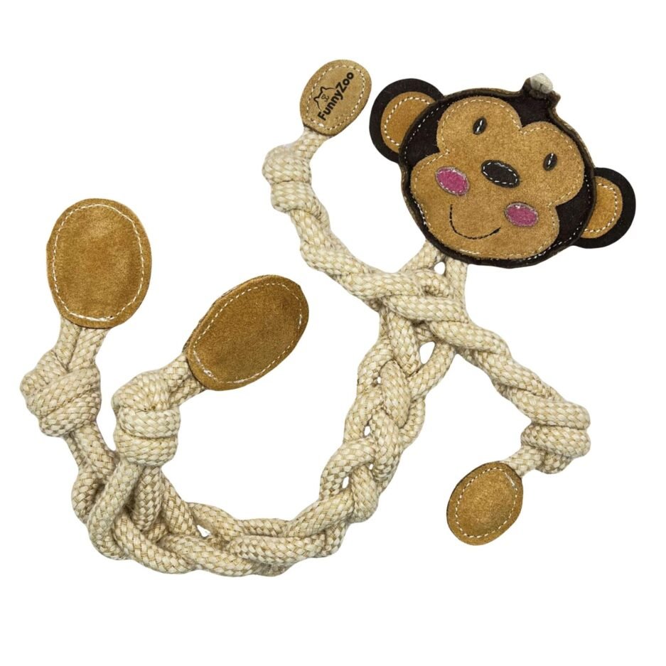 Chien mâchouillant un jouet en corde pour chien en forme de singe.