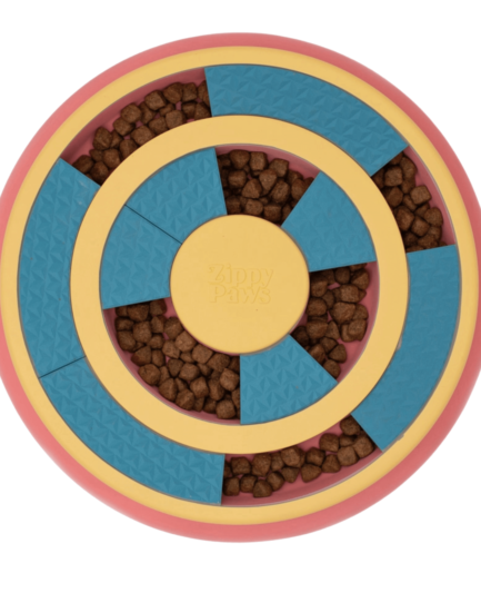 Gros plan sur le mécanisme du Puzzle Wagging Wheel, rempli de friandises.