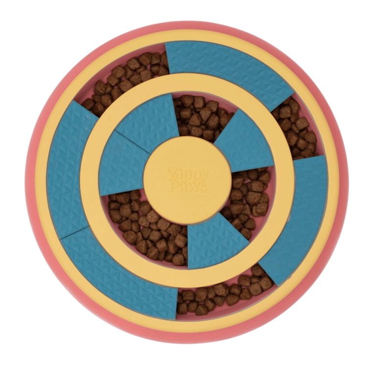Gros plan sur le mécanisme du Puzzle Wagging Wheel, rempli de friandises.
