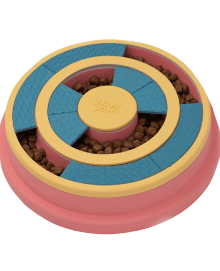 Chien jouant avec le Puzzle Wagging Wheel, tentant d’extraire une friandise
