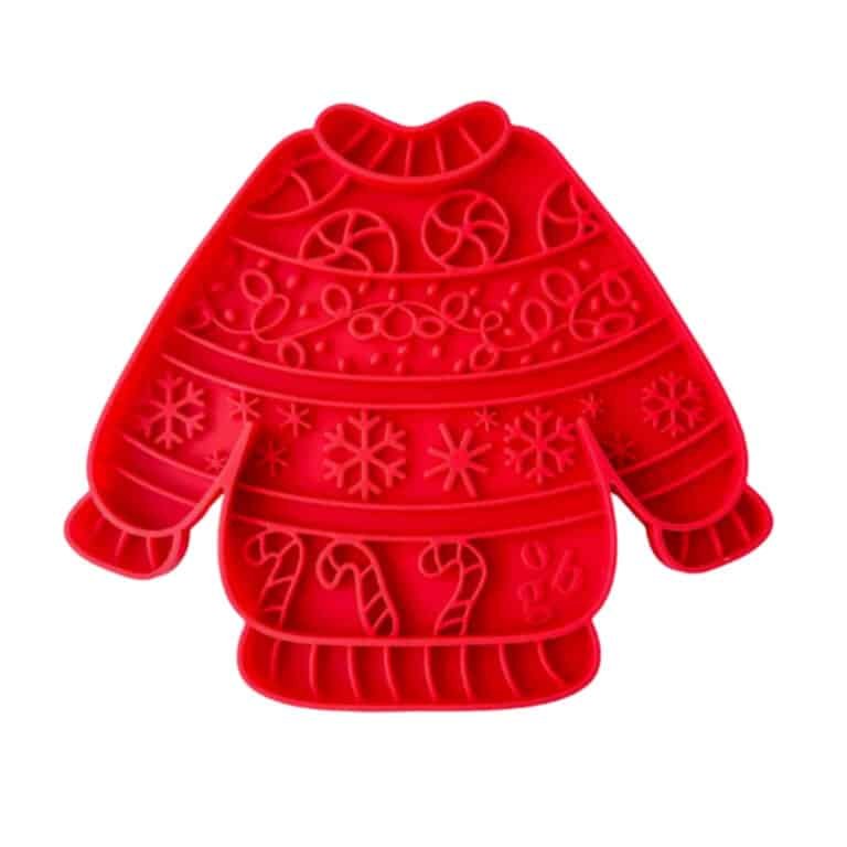 Tapis à lécher Ollie B. Good en silicone alimentaire rouge, forme pull de Noël, avec ventouses antidérapantes