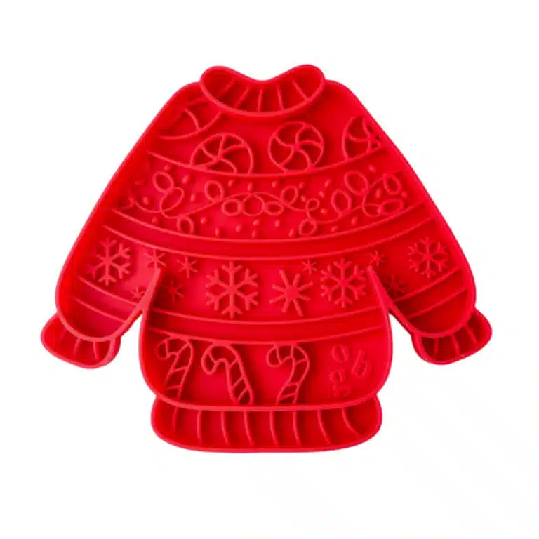 Tapis à lécher Ollie B. Good en silicone alimentaire rouge, forme pull de Noël, avec ventouses antidérapantes