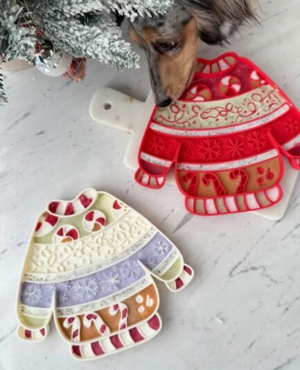 Chien léchant le tapis Ollie B. Good avec concentration, moment de détente et stimulation mentale.