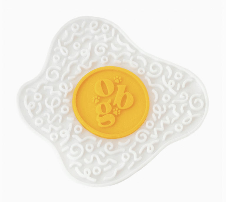 Tapis de léchage pour chien Ollie B. Good en forme d’œuf au plat, silicone alimentaire jaune et blanc.