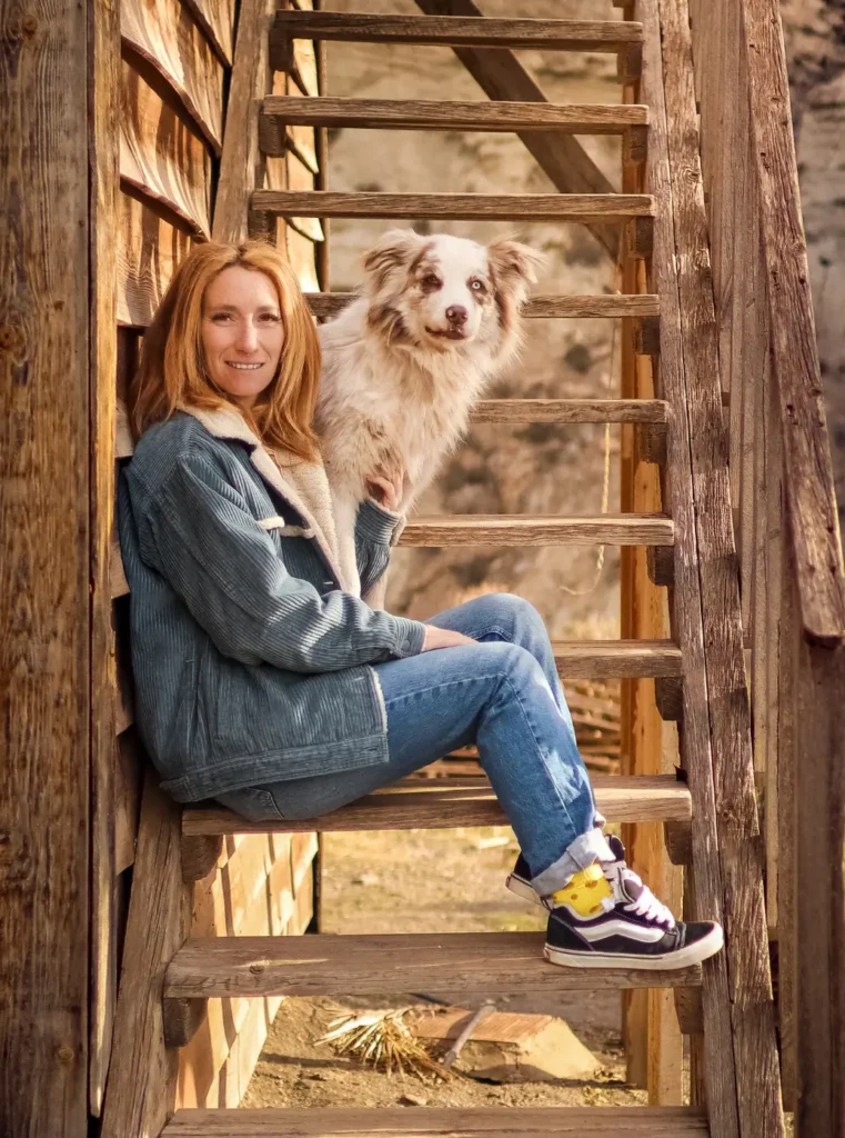 emeline wilmort avec sa chienne assise sur un escalier