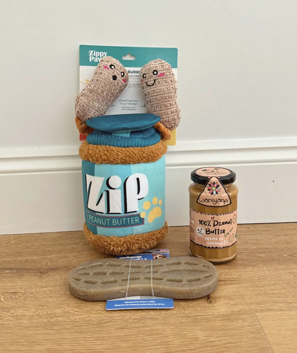 pack-peanut-lover-wyatt-toys Coffret Peanut Lover pour occuper son chien : un jouet en peluche ZippyPaws pot de beurre de cacahuète, un os à mâcher en nylon et un pot de beurre de cacahuète Waniyanpi.