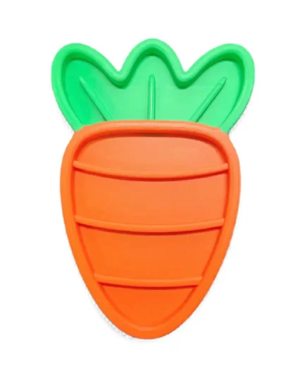 Une photo de produit d'une gamelle anti-glouton en plastique alimentaire en forme de carotte orange et verte, vide et posée sur un fond blanc